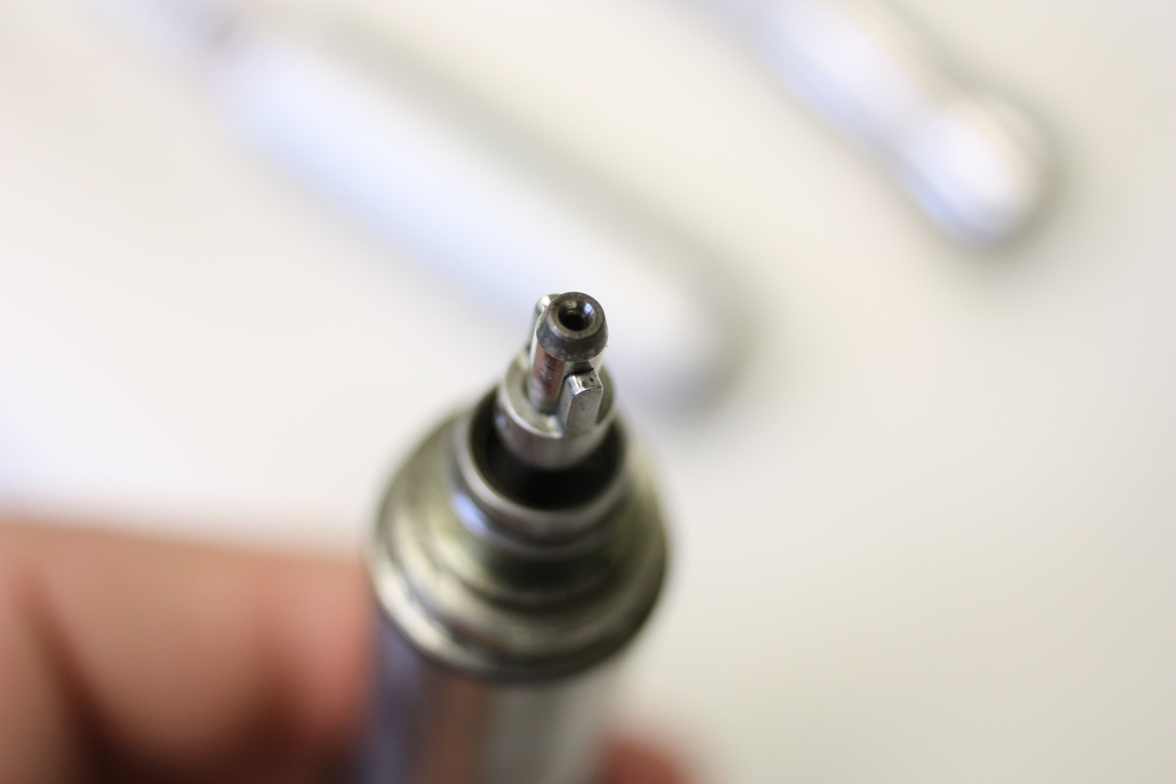 Zahnärztlicher Mikromotor mit Winkelstückkupplung 0008
